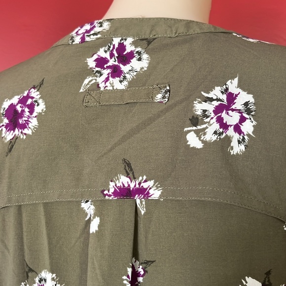 BNWOT Duluth trading company, green floral top - Picture 10 of 16